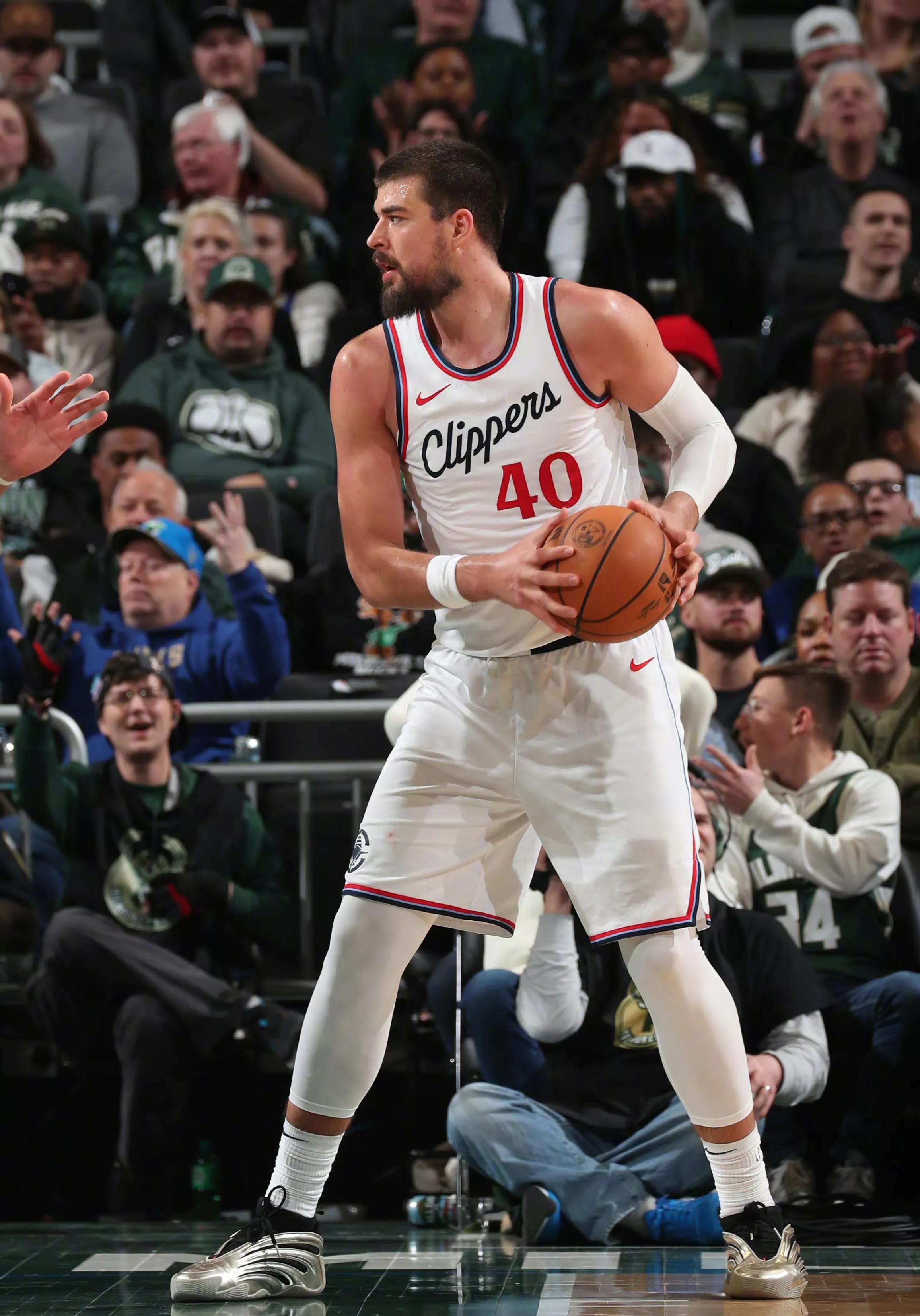 包含蒂姆重返赛场，爆冷首场状态出色，雄鹿观众沸腾！观众掌声雷动的词条